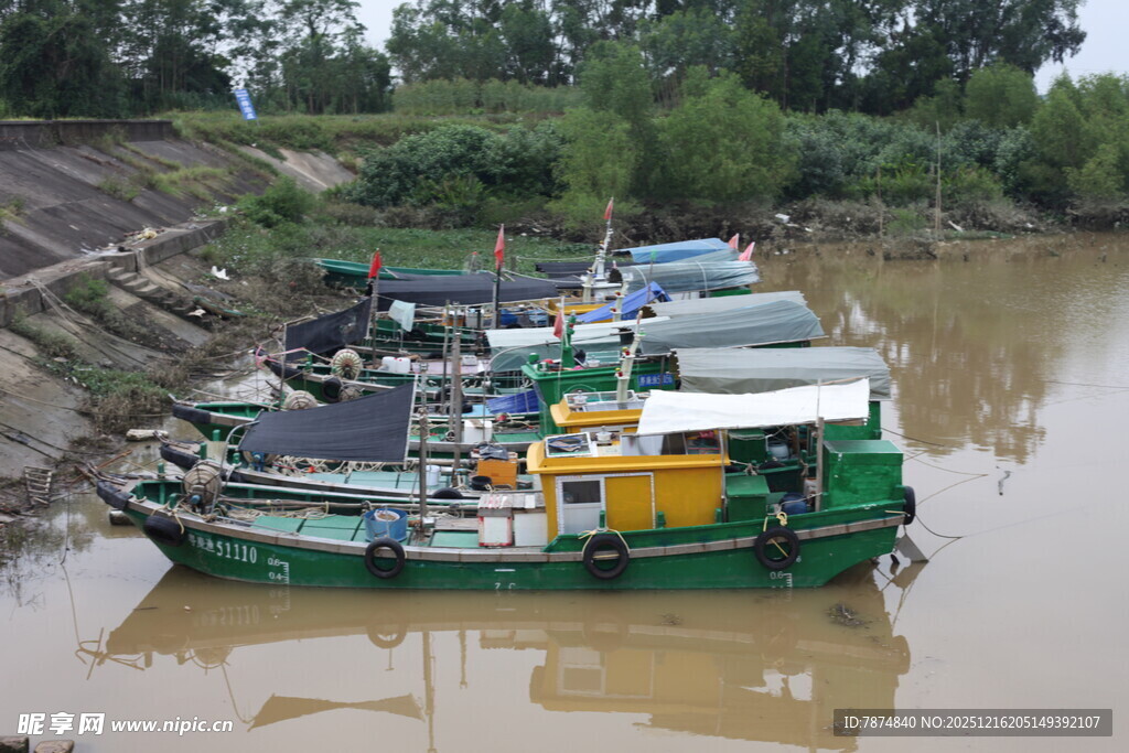 河畔停泊的多彩船只