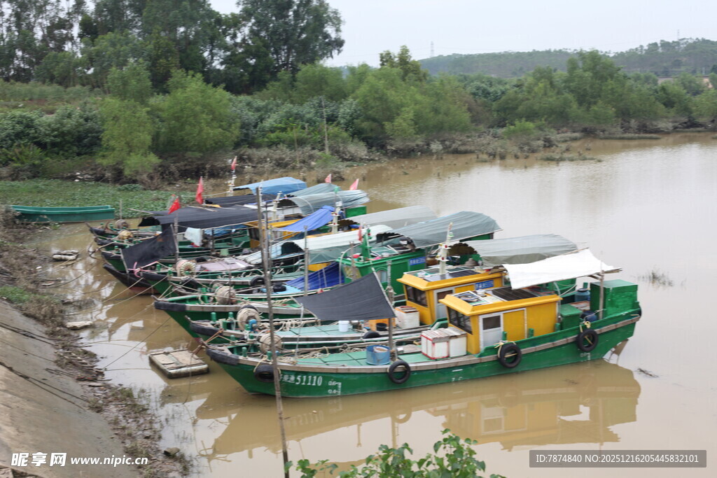 河边停泊的多彩船只
