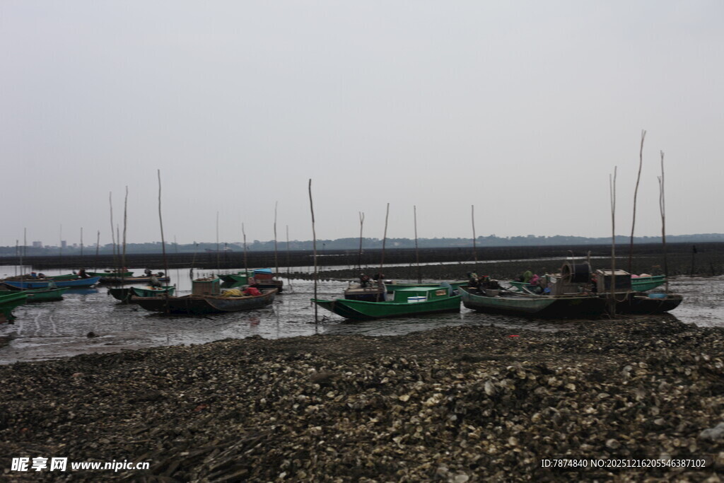 海边停泊的船只与砾石滩