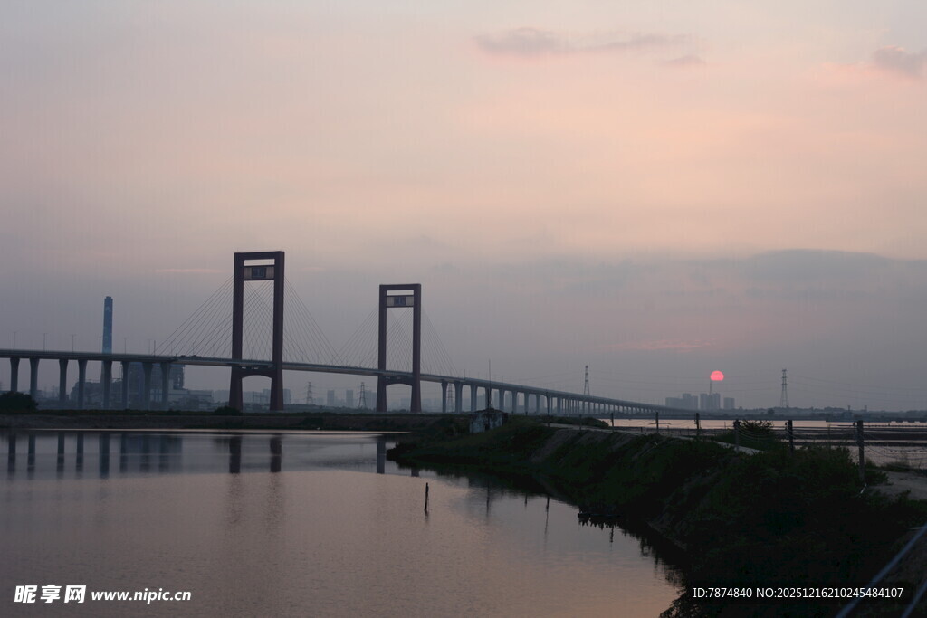 黄昏下的跨江大桥美景