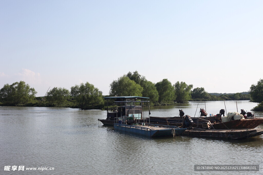 河上船只载着乘客前行
