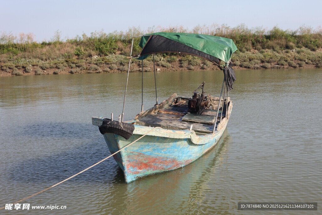 河上停泊的带篷小渔船