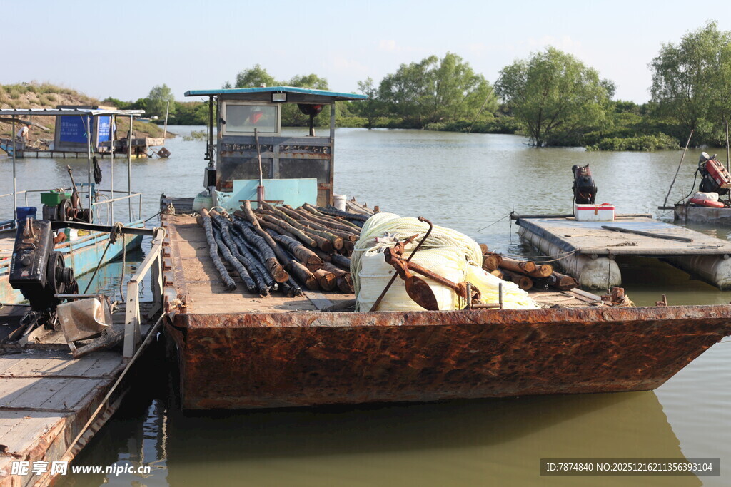 水上船只装载货物场景