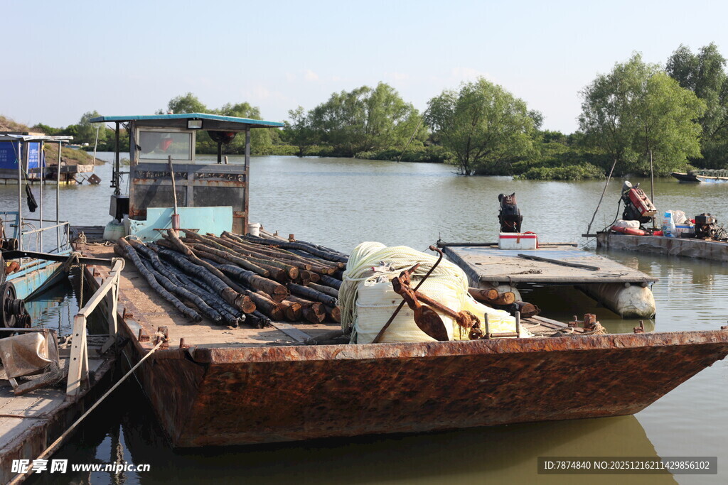 河边停泊的载货木船