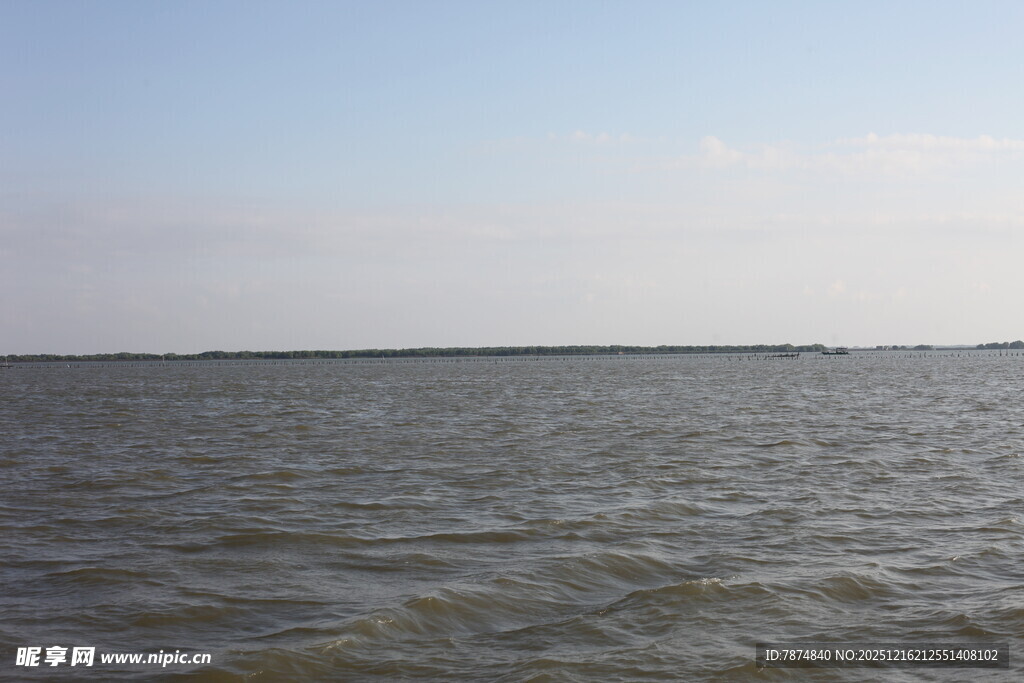 广阔海面的宁静景象