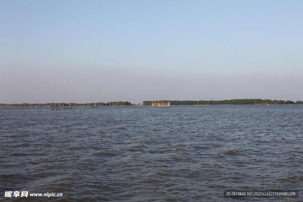 广阔水域的宁静景象