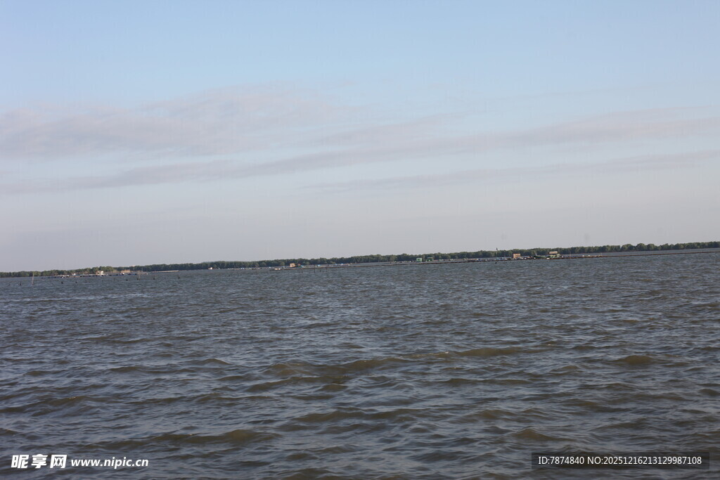 广阔水域上的宁静天空