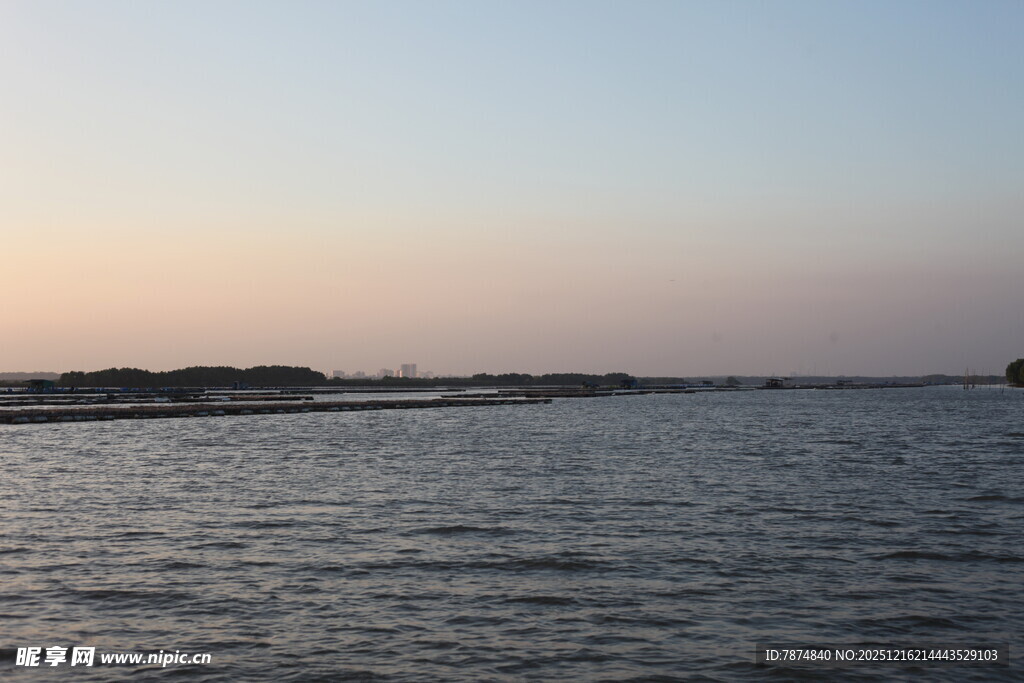 黄昏下的宁静海面