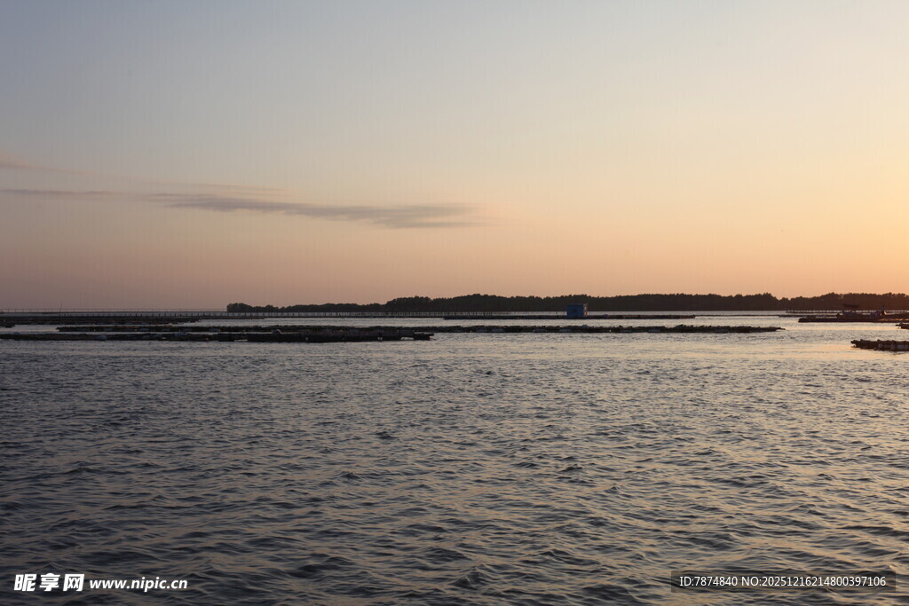 夕阳下的宁静水域