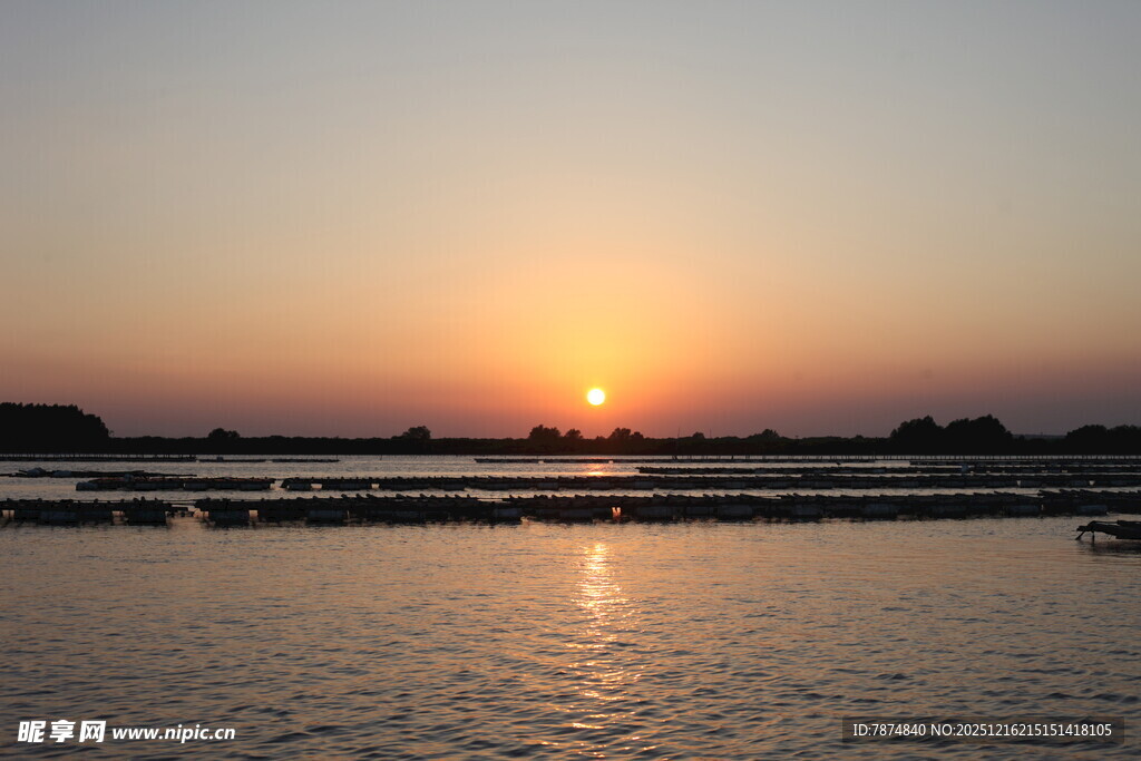 夕阳下的宁静水面美景
