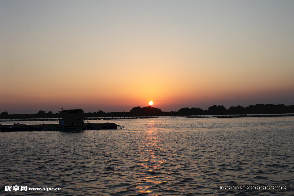 夕阳下的宁静水面