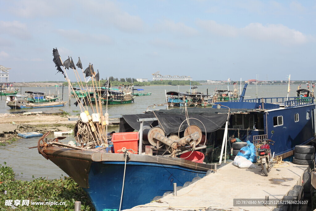 渔港码头的渔船与渔民