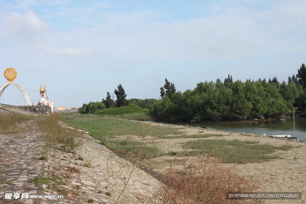 户外开阔风景带彩色气球