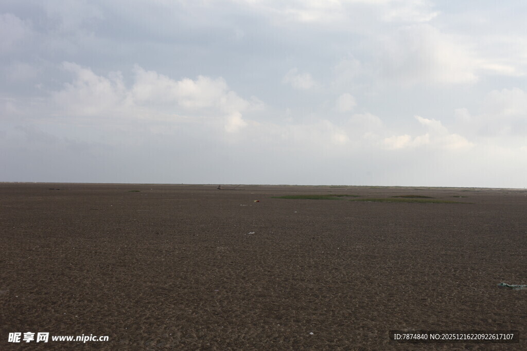 广袤荒原上的多云天空