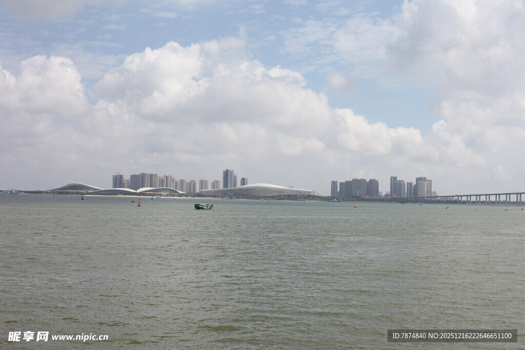 海滨城市远景风光