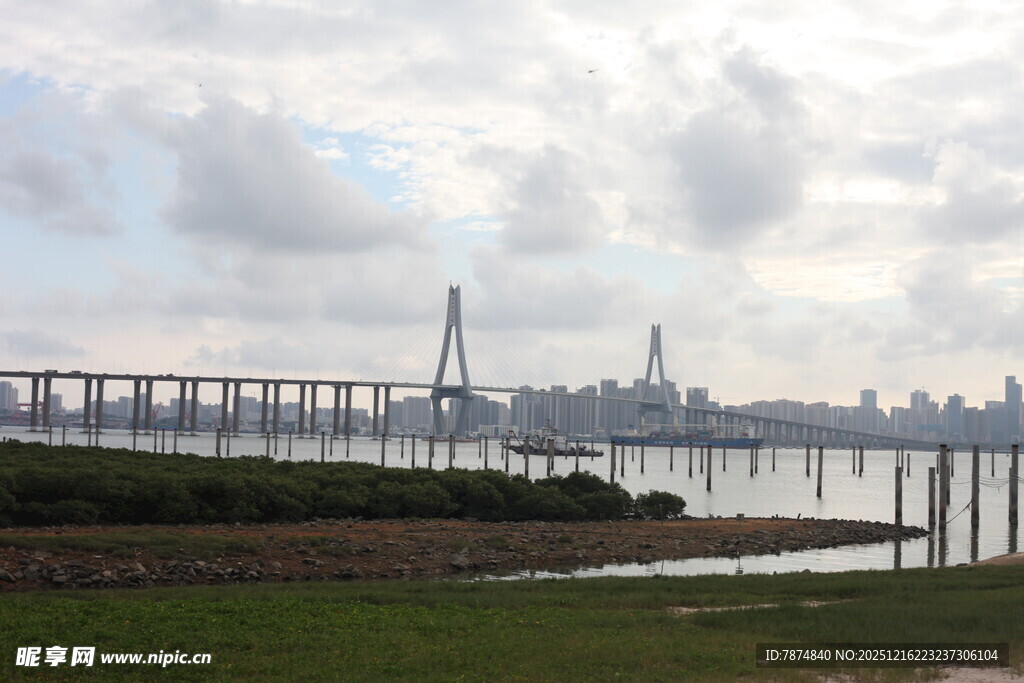 城市桥梁边的开阔风景