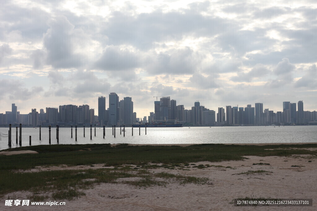 城市天际线与水边景致