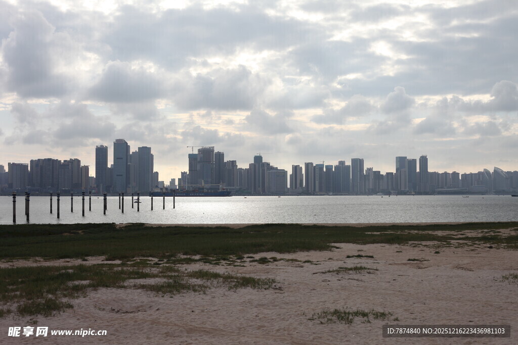 城市天际线与水边景致
