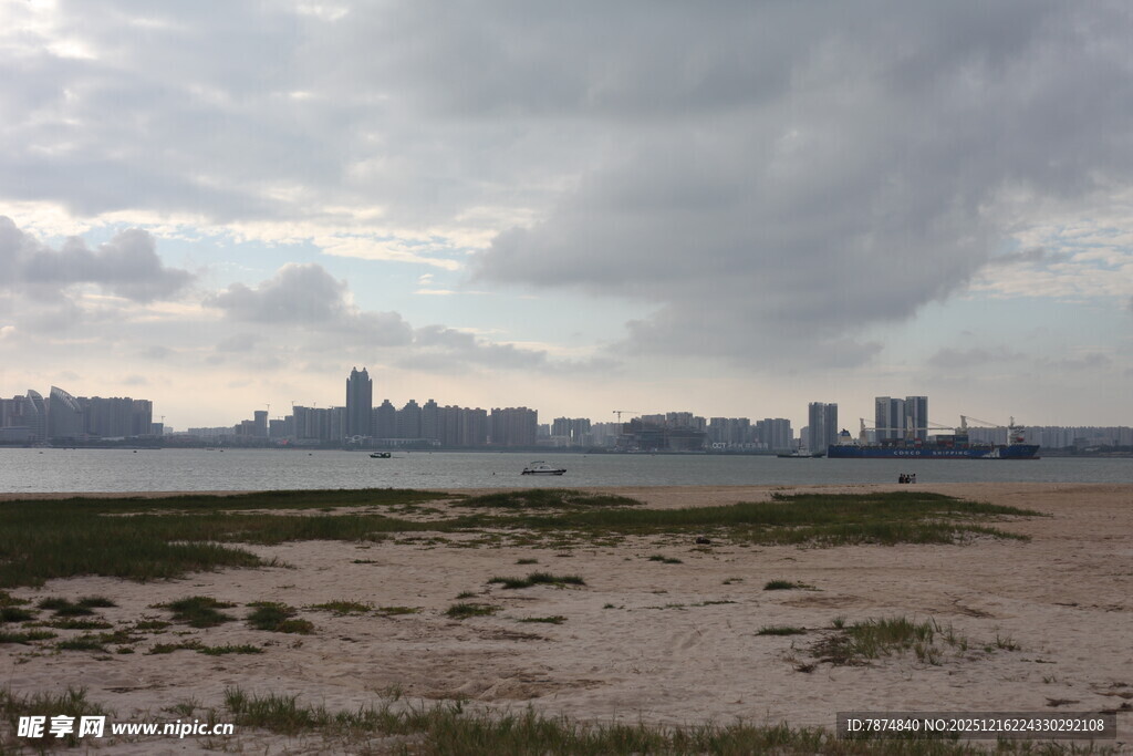 城郊荒野与远处城市天际线