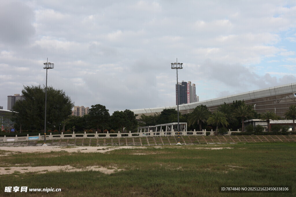 户外开阔草地与远处建筑