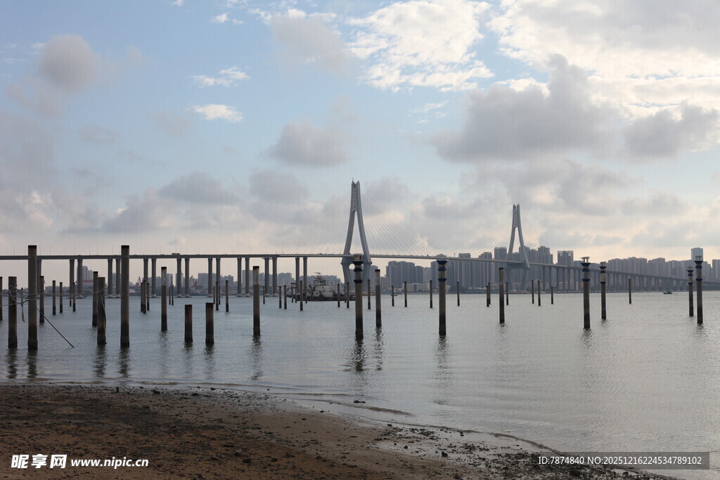 海边栈桥与远处城市景观