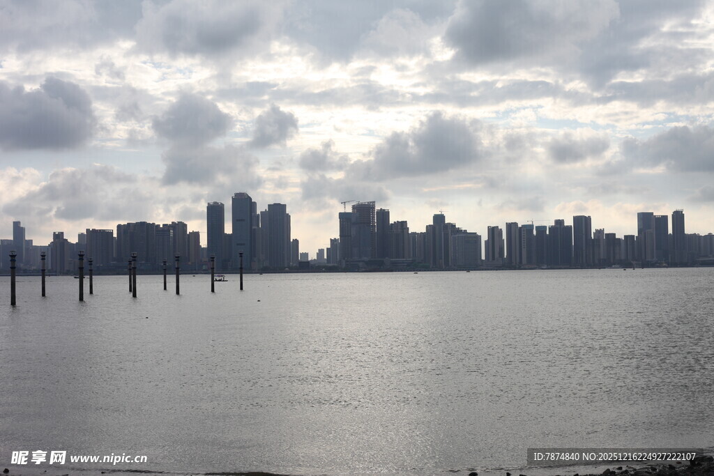 城市水边天际线景观