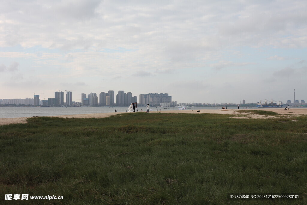 草原远眺城市天际线