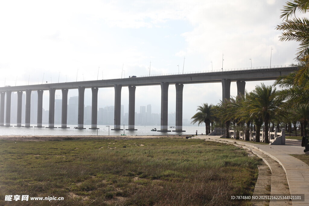 海滨长桥风景