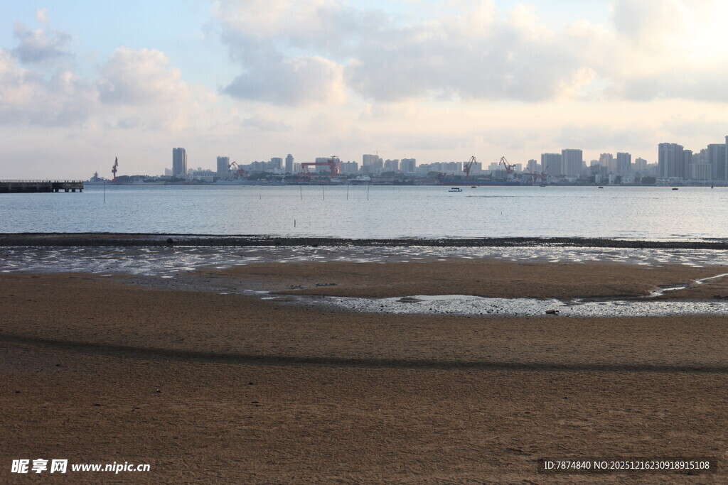 海滨城市风光远眺