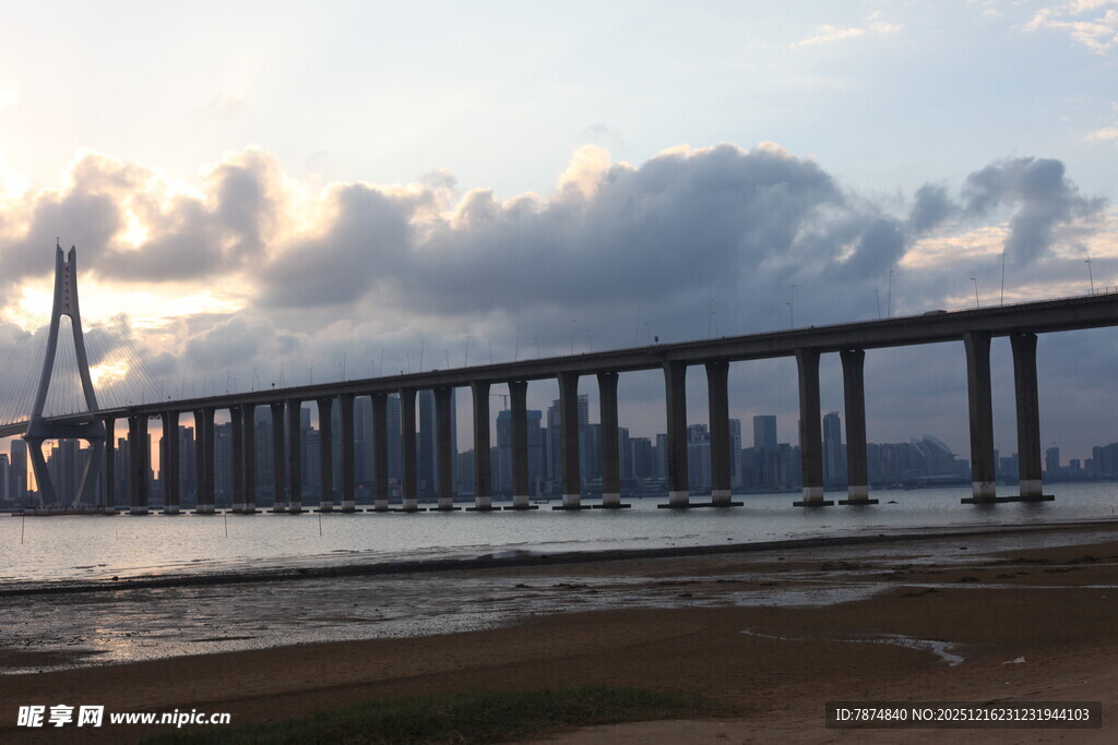 跨海大桥的壮丽黄昏景色