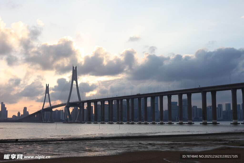 跨海大桥壮丽黄昏景象
