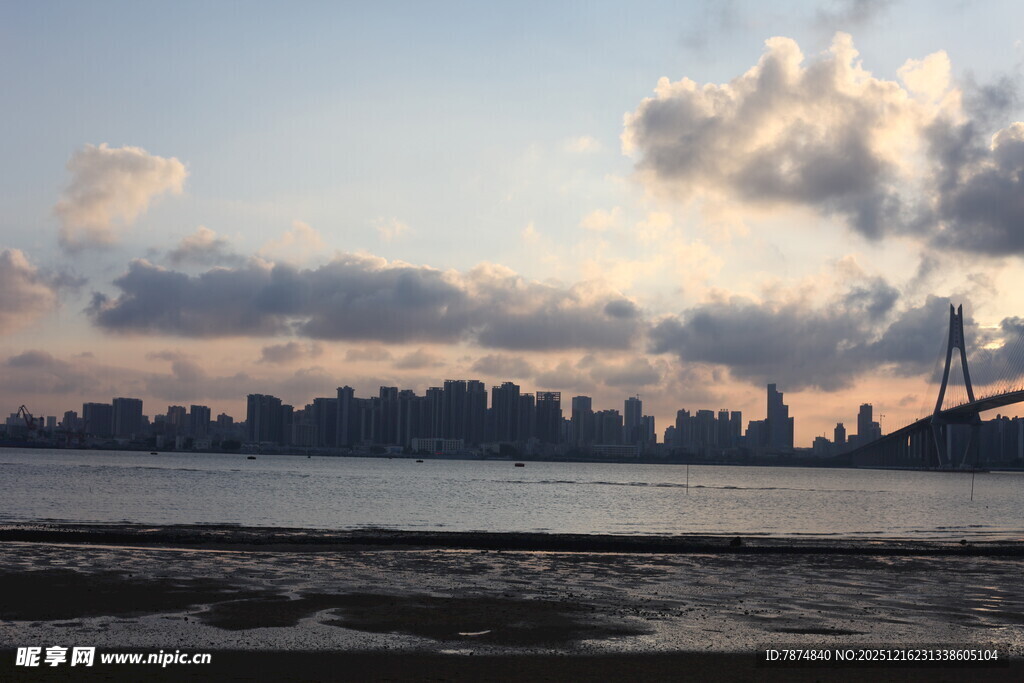城市江畔日落天际美景