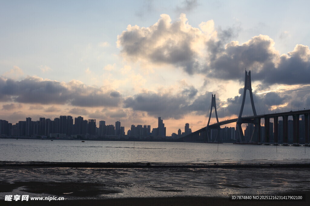 黄昏下的城市与跨海大桥