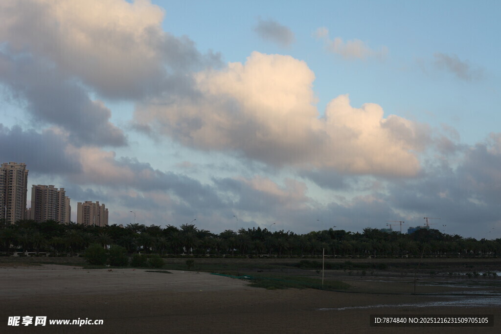 黄昏下的城市与天边云朵