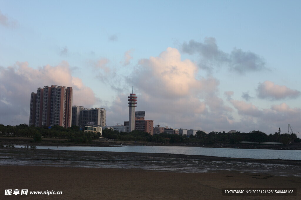 城市河畔黄昏美景