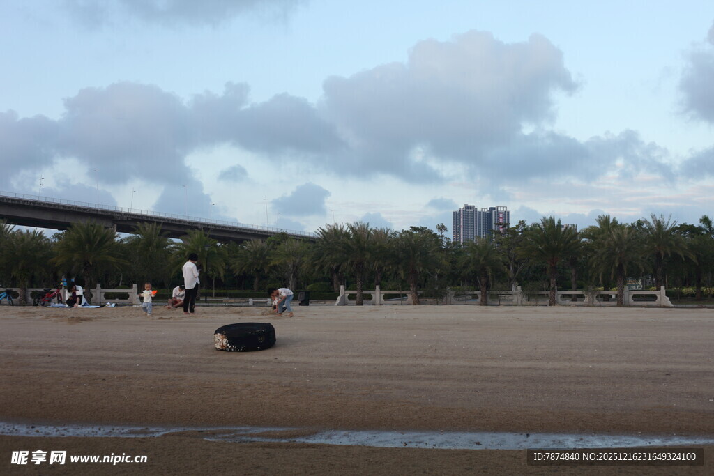 城市沙滩上的休闲场景