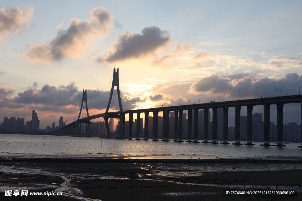 夕阳下的跨海大桥美景