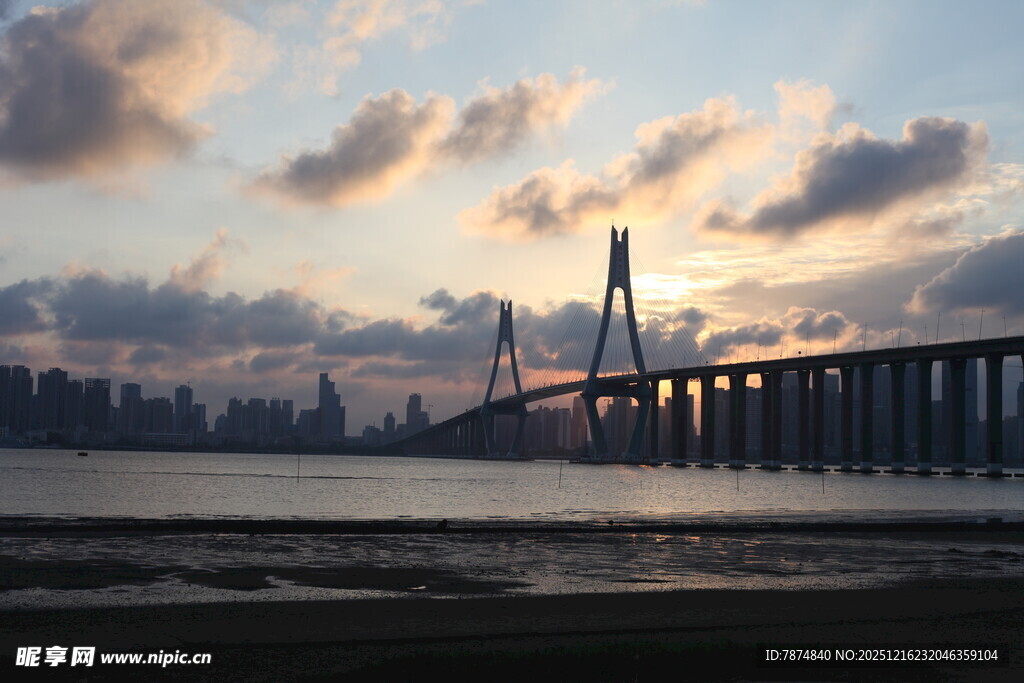 黄昏下的跨海大桥美景