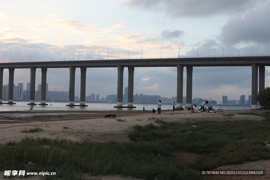 海上长桥与黄昏美景