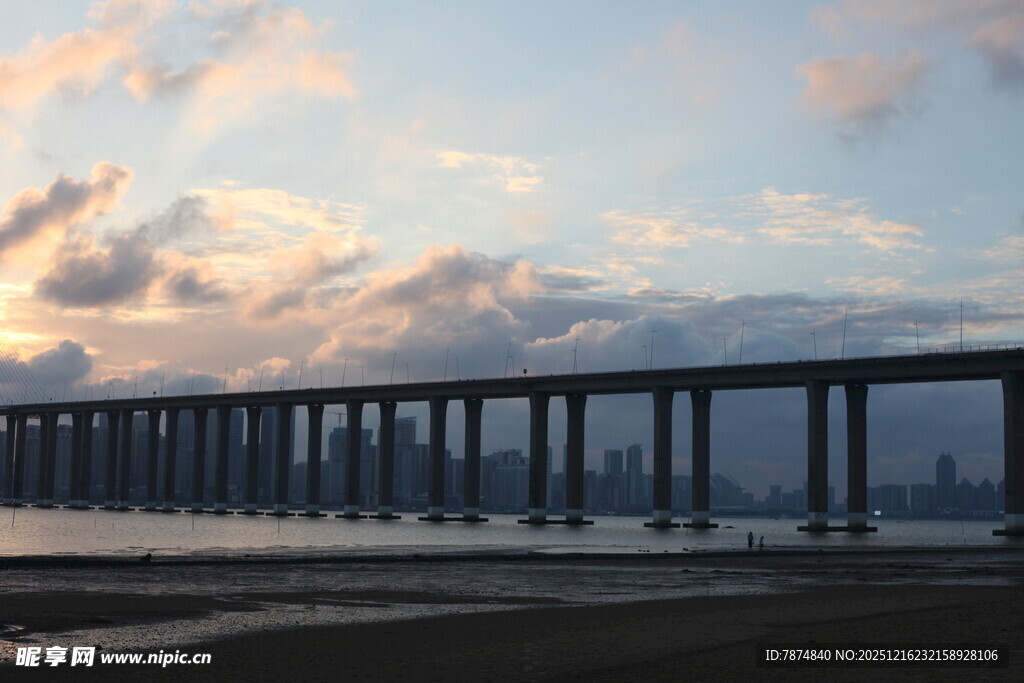 海上大桥映晚霞