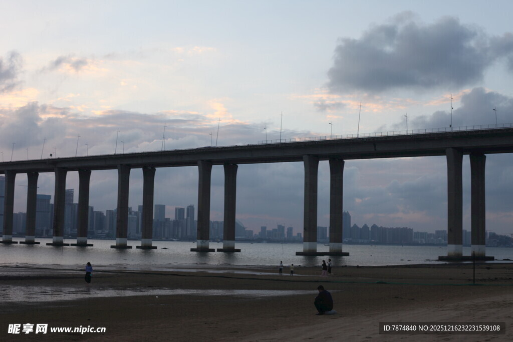 黄昏下的跨海大桥