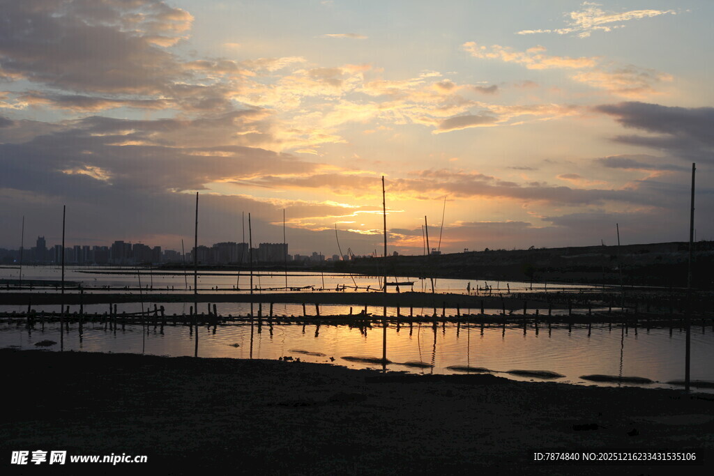 夕阳下的宁静码头景象