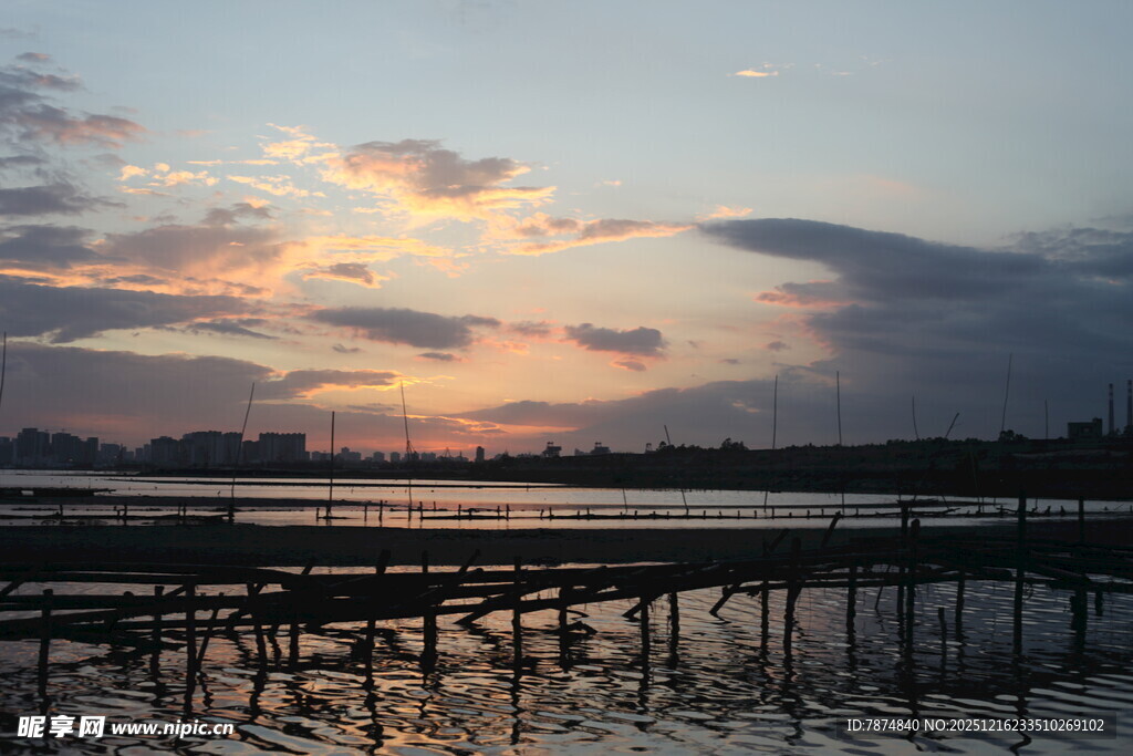 湖畔夕阳下的木质栈桥