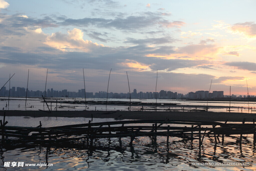 夕阳下的码头与停泊船只