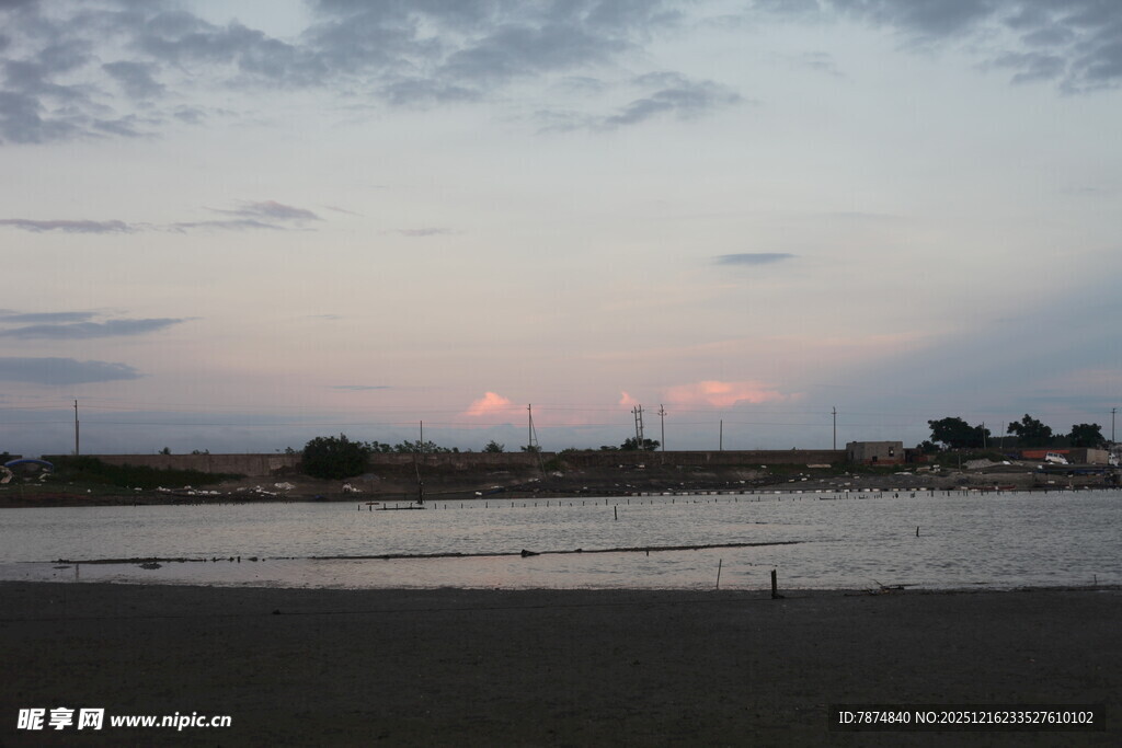 黄昏下的宁静海滩景色