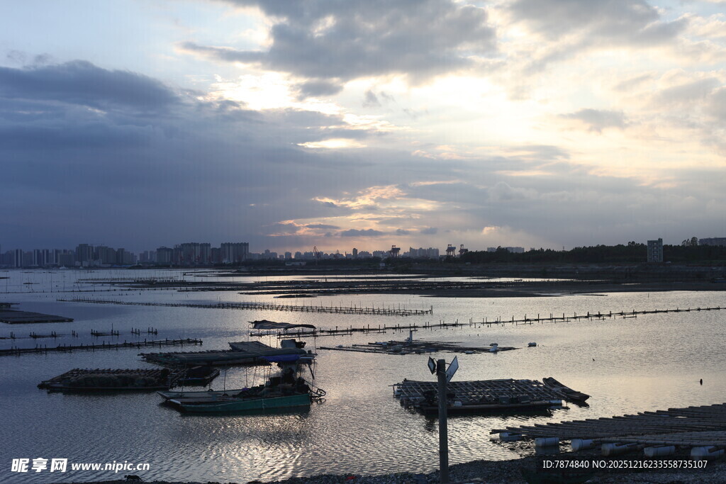 黄昏下宁静的码头景象