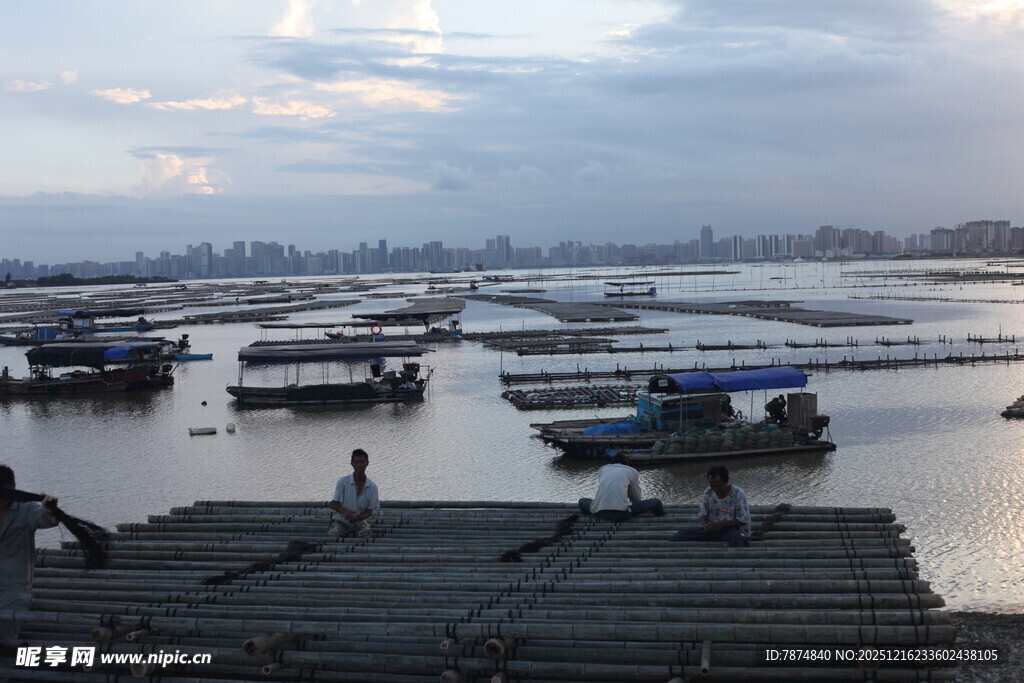 黄昏下的水上船只景象