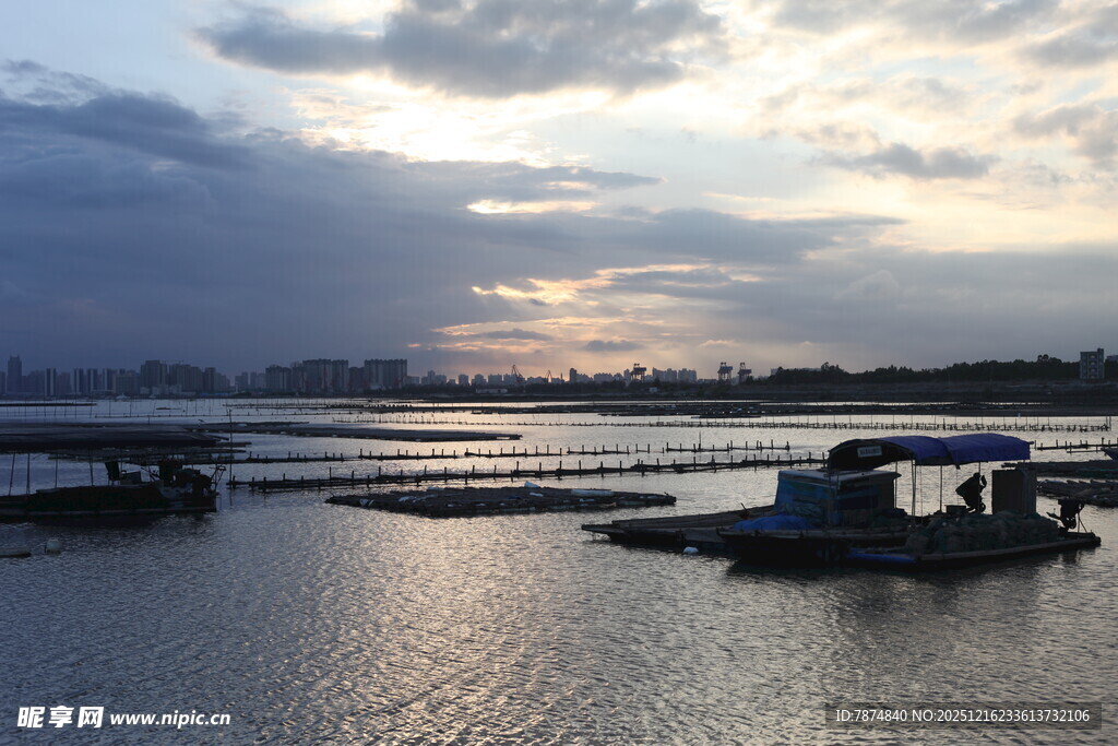 夕阳下的宁静水上场景