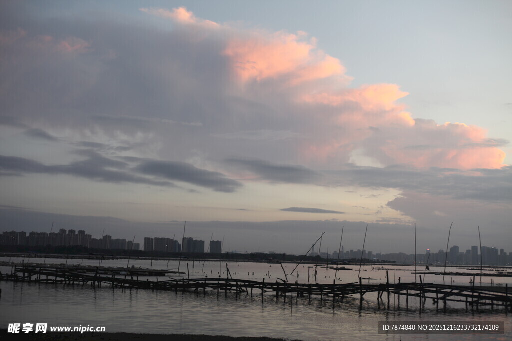 黄昏下的城市江畔美景