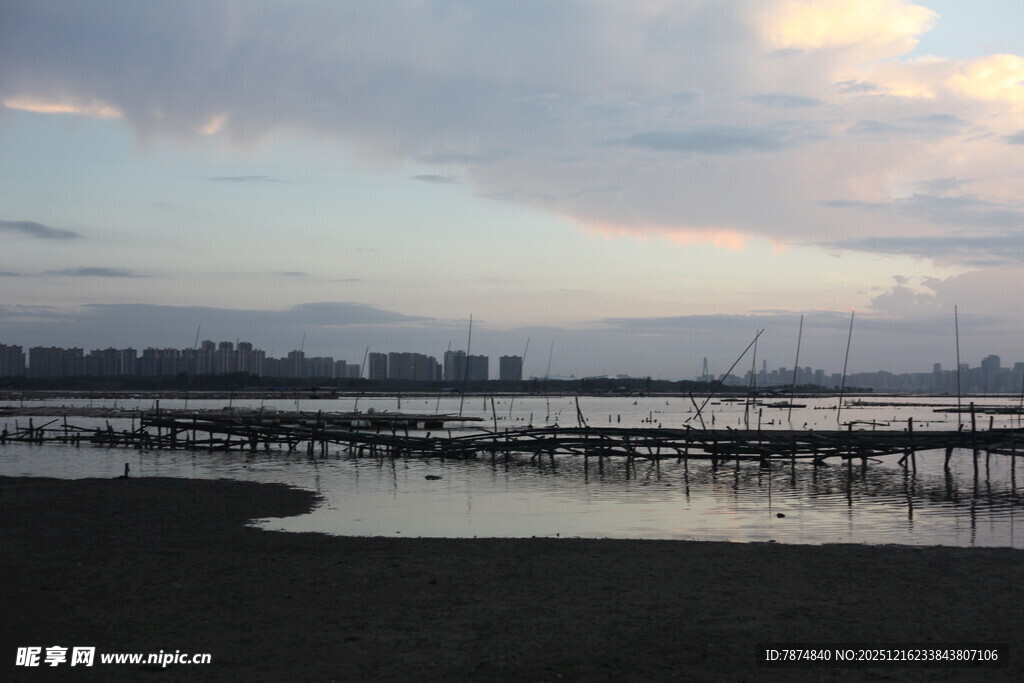 黄昏下的码头与城市天际线